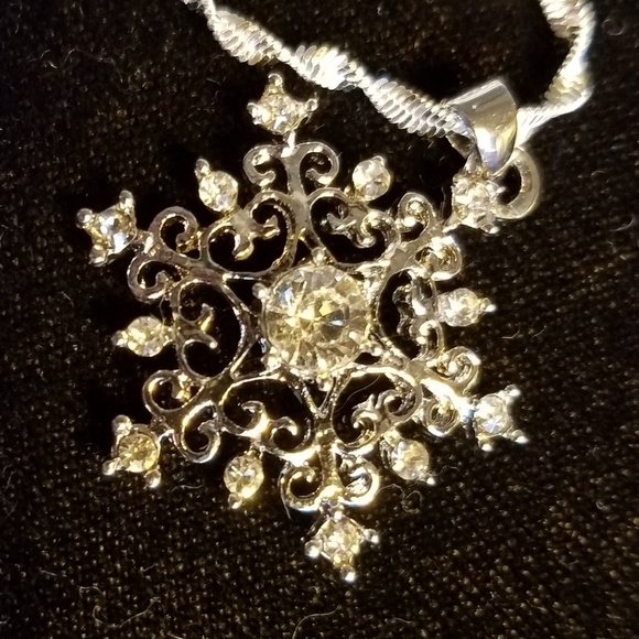 LAST ONE!White topaz & sterling snowflake necklace - Picture 4 of 7